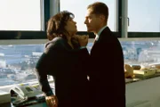 Max Danner (Udo Schenk) befürchtet, dass Fanny Kolberg (Birgit Doll) die Polizei auf die Fährten der Kreditkarten-Fälscherbande geführt hat.