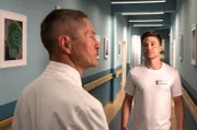 Pfleger Kris Haas (Jascha Rust, re.) bittet Dr. Kaminski (Udo Schenk, li.) über seinen Schatten zu springen und Dr. Demir zu untersuchen. Kaminski und Ilay tragen gerade eine kleine Fehde aus, doch Ilay geht es gar nicht gut.