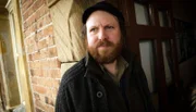 Der Dorfbewohner Dyfan Richard (Rhodri Evan) behauptet, nichts verdächtiges gesehen zu haben.