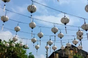 Lampions über einer Straße in Da Nang, Vietnam.