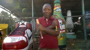 Ein Zimmermann aus Ghana, Eric Bapo Agote, stellt kunstvolle Särge her, die einen Bezug zum Leben der verstorbenen Person haben.