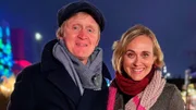 Guten Abend, meine Damen und Herren, willkommen zur Kurzstrecke. Hamburg. Die ehemalige Tagesschau-Sprecherin Caren Miosga traf gegen 14 Uhr auf den Humoristen Pierre M. Krause.