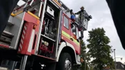 Ein Feuerwehrmann auf einem Feuerwehrkran