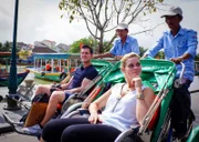 Die Passagiere Scarlett und Matthias in Hoian unterwegs. Sie wollen die Stadt mit Fahrradrikschas erkunden. In sehr gemächlichem Tempo fahren die Guides in Richtung Altstadt. Hoian liegt südlich von Da Nang (Vietnam), wo die "Grand Lady" an diesem Tag Halt macht.