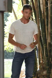 Alleine die Tatsache, dass Zoe ständig auf den selbstbewussten Herzensbrecher Wade (Wilson Bethel) trifft, macht sie ganz wahnsinnig ...