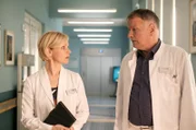 Dr. Kathrin Globisch (Andrea Kathrin Loewig) schüttet ihrem Freund und Kollegen Dr. Roland Heilmann (Thomas Rühmann) ihr Herz aus. Kathrins Tochter Hanna ist momentan recht dünnhäutig und immer noch sauer auf ihre Mutter Und nun steht noch der Aufklärungskurs in der Sachsenklinik an. Kathrin hat Angst, dass Hanna eins und eins zusammenzählt.