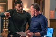 Kevin Atwater (LaRoyce Hawkins, l.), Hank Voight (Jason Beghe)  +++ Die Verwendung des sendungsbezogenen Materials ist nur mit dem Hinweis und Verlinkung auf RTL+ gestattet.