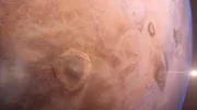 Michael Lye von der Rhode Island School of Design auf Hawaii mit seinem Mars-Raumanzug.; Die Planeten-Wissenschaftlerin Dr. Meg Schwamb vor dem Gemini Observatory auf dem Vulkan Mauna Kea auf Hawaii.; Das Observatorium auf dem Vulkan Mauna Kea auf Hawaii bei Sonnenuntergang.; Computergrafik des teilweise vom Sonnenlicht erhellten Planeten Mars.; Computergrafik der Marsoberfläche mit dem Vulkan "Olympus Mons" auf Grundlage einer Satellitenaufname.