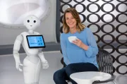 In Japan wird ein Versuchs-Kaffee betrieben, in dem Roboter kellnern. So weit, so normal!. Das Besondere: Die Roboter sind keine autonom agierenden Maschinen, sondern werden von Menschen ferngesteuert, die aufgrund von Krankheit oder Behinderung ans Bett gefesselt sind. Wie das funktioniert und welchen besonderen Nutzen ein solches Roboter-Kaffee hat, erklärt Anja Reschke in „Wissen vor acht - Zukunft“.