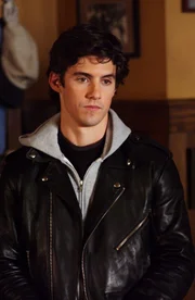 Um Stars Hollow verlassen zu können, muss Jess (Milo Ventimiglia) warten, bis sein Auto repariert ist und treibt in der Zwischenzeit die Bewohner und vor allem Rory beinahe in den Wahnsinn ...