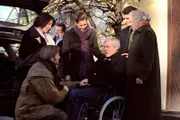 Joseph bedankt sich bei allen für die Unterstützung. Von links: Rosi (Brigitte Walbrun), Gregor Brunner ((Holger M. Wilhelm), Alfred Knobloch (Hans Kitzbichler), Annalena (Heidrun Gärtner), Joseph  (Wilhelm Manske), Florian (Tommy Schwimmer) und Theresa Brunner (Ursula Erber).