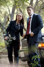 Temperance Brennan (Emily Deschanel, l.); Seeley Booth (David Boreanaz, r.)
