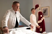 Dr. Rolf Kaminski (Udo Schenk, li.) und Kris Haas (Jascha Rust, re.) müssen herausfinden, wer der Mann im Weihnachtskostüm ist.