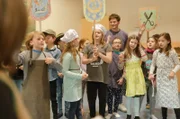 Anthroposophie in der Bildung: Frank Seibert (hinten, Mitte) im Theaterstück der dritten Klasse – ganz normaler Unterricht an der Waldorfschule Rottweil.