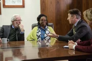 John Whitehead (Terrence Mann, l.) und Joan Ross (Whoopi Goldberg, M.) verlegen Dr. Dylan Reinharts (Alan Cumming, r.) Bücher. Auch das, das zum Motiv der Morde geworden ist ...