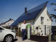 Solaringenieur Timo Leukefeld vor seinem energieautarken Privathaus