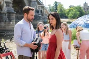 Christiane Stubbe (Stephanie Stumpf, r.) diskutiert gereizt mit Helge Kleinert (Wanja Mues) wegen des teuren Handy-Geschenks an ihre gemeinsame Tochter Caro (Greta Kasalo, 3.v.l.). (Komparsen im Bild)