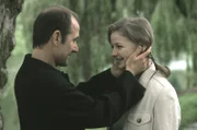 Dr. Kolmaar trifft seine Tochter Anna, die ihn auf eine längere Trennung vorbereitet. Kolmaar spricht Anna Mut zu.