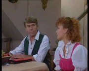 L-R: Simon Lindner, Bauer (Erich Seyfried), Vroni, seine Tochter (Petra Auer)