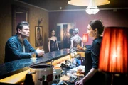 Galina Sorokina (Katerina Medvedeva, r.) hat Boris (Eugen Bauder, l.) zu sich bestellt. Sie möchte sich ein Bild von dem Mann machen, der ihre Mädchen zu ihren Terminen fährt.