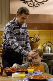 Alan (Jon Cryer, l.) organisiert für seinen Sohn Jake (Angust T. Jones, r.) einen Tag in Disneyland, um ihm die Trennung von seiner Mutter schmackhaft zu machen, doch dann kommt alles ganz anders ...