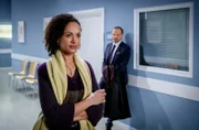 Markus (Timo Ben Schöfer, hinten) und Nicole (Dionne Wudu, vorne) werden von sentimentalen Erinnerungen an Anas Kindheit eingeholt.