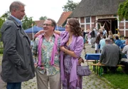 Schlachtfest auf dem Biohof Meede: Kriminalrat Hinrichs (Thomas Kügel, M.) erscheint frisch verliebt mit Melanie Meede (Marie Rönnebeck, r.) und Jon (Frank Vockroth, l.) amüsiert sich.