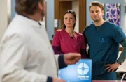 Viktoria Stadler (Isabella Krieger, M.) teilt mit Vorfreude spannende Neuigkeiten mit Mikko (Luan Gummich, r.) und Dr. Marc Lindner (Christian Beermann, M.).; ARD IN ALLER FREUNDSCHAFT - DIE JUNGEN ÄRZTE FOLGE 393, "Frieden", am Donnerstag (17.10.24) um 18:50 Uhr im ERSTEN. Viktoria Stadler (Isabella Krieger, M.) teilt mit Vorfreude spannende Neuigkeiten mit Mikko (Luan Gummich, r.) und Dr. Marc Lindner (Christian Beermann, M.). © ARD/Tom Fülle, honorarfrei - Verwendung gemäß der AGB im engen inhaltlichen, redaktionellen Zusammenhang mit genannter ARD-Sendung bei Nennung "Bild: ARD/Tom Fülle" (S2+). ARD-Programmdirektion/Bildredaktion, pressefoto.daserste@ard.de
