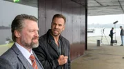 Erste Ermittlungen führen Kriminalkommissar Lars Pöhlmann (Dominic Boeer, r.) zu Bürgermeisterkandidat Harald Götz (Mathias Harrebye-Brandt, l.). Offenbar hat der Motivationstrainer Oliver König ihn dazu gebracht, seinen Beruf als Anwalt aufzugeben und in die Politik zu gehen. Doch mit Blick auf die aktuellen Umfragewerte scheint der "Königspfad" für Götz nicht zu funktionieren. Hat er sich dafür an dem Motivationstrainer gerächt?