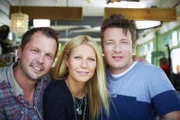 "Jamie & Jimmy's Food Fight Club", "Würstchen-Wettstreit mit Deutschland." Bei Jamie und Jimmy ist heute Gwyneth Paltrow zu Gast, um hautnah die Mutter aller Essensschlachten mitzuerleben. Außerdem wird im Namen der Queen diesmal Deutschland herausgefordert. Es geht um die Wurst. Um überhaupt eine Chance zu haben, wählen Jamie und Jimmy exzellentes Fleisch von ausgefallenen, nur in England vorkommenden freilebenden Schweinen aus. Doch zum Duell müssen die beiden nach München anreisen, dem Hotspot der Wurst-Liebhaber! Im Bild (v.li.): Jimmy Doherty, Gwyneth Paltrow, Jamie Oliver.