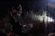 Reenactment - Die Überlebenden sehen den Hubschrauber vor sich.