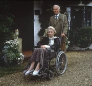 Der adlige Diplomat Sir Christian Aubrey (Alec McCowen) sorgt sich sehr um seine kranke Frau, Lady Isabel (Ursula Howells), die die seltsamen Vorkommnisse in Midsomer Parva beunruhigen.