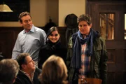 Bamberger ist angetan, als sein neues Outfit ankommt. Von links: Alfred Knobloch (Hans Kitzbichler), Nina Kreutzer (Andrea Schmitt) und Roland Bamberger (Horst Kummeth).