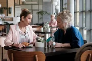 Sarah Marquardt (Alexa Maria Surholt, li.) wird von ihrer Mutter Hildegard (Doris Kunstmann, re.) in der Cafeteria der Sachsenklinik überrascht. Sie will ihre Tochter auf der Durchreise kurz besuchen, doch Sarah hat einen Termin nach dem anderen und überhaupt keine Zeit für ihre Mutter.