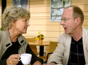 MDR Fernsehen IN ALLER FREUNDSCHAFT FOLGE 252, "Nur über meine Leiche", am Donnerstag um 11:40 Uhr. Das erste Mal in ihrem Leben ohne Paula, entwickelt sich zwischen Robert (Hans Peter Korff) und Gerda (Antje Hagen) ein zaghaftes Gefühl der Liebe. Die Initiative geht von Robert aus.