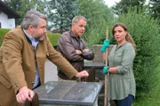 Im Bild: Die Kommissare (Dieter Fischer, l.; Florian Fitz, m.) haben recherchiert, dass Gesine Brandl (Olga Kolb, r.) vom Opfer erpresst wurde. Ein Mordmotiv?