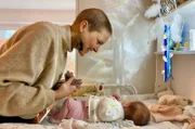 „Der Krebs ist zurück, ich bin schwanger und kämpfe dieses Mal nicht allein“, postet Katrin auf Social Media. Sie hat Krebs und erwartet ein Baby. Wie soll das gehen, Schwangerschaft und Chemotherapie?  Mit unglaublicher Kraft begegnet Katrin allen Höhen und Tiefen – immer dabei ihr Mann Quentin. Das Baby ist ihr persönliches Wunder. Ein Film über eine starke Frau, die für zwei Leben kämpft. - Für Katrin ist es immer noch schwer zu fassen: Emma ist ein kerngesundes kleines Mädchen.