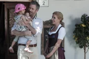 Weil Hans keine Zeit hat und Susanne (Natalie O'Hara) im "Wilden Kaiser" arbeiten muss, bittet sie ihren neuen Freund Tim Petersen (Ben Braun), auf die kleine Sophia aufzupassen.