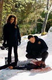 Pauls (Nick Di Brizzi Jr.) Mörder hat Spuren im Schnee hinterlassen. Eine Fundgrube für die Ermittler Bonasera (Melina Kanakaredes) und Taylor (Gary Sinise).
