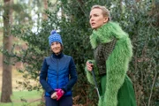 Auf einem schottischen Golfplatz haben Villanelle (Jodie Comer, r.) und Dasha (Harriet Walter, l.) ihr nächstes Ziel identifiziert. Der Plan, ihr Opfer in einen Hinterhalt zu locken, nimmt jedoch eine unerwartete Wendung.