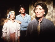Julian (Jeff Kober, M.) erklärt seiner Mutter (Ann Duran, r.), dass er sie verlassen will, um sich mit Rachel (Annabelle Price, l.) ein eigenes Leben aufzubauen.