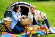 Sofia (Kiara Brunken, l.) überrascht Lukas (Niklas Löffler, r.) mit einem gemütlichen Picknick.