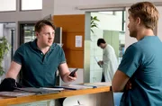Dirk Dern (Felix Jordan) sucht einen Rat bei Mikko (Luan Gummich).