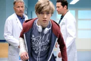 Dr. Brentano (Thomas Koch, hinten rechts) behandelt Max (Alessandro Schuster, vorn Mitte), der weder seinen vollen Namen angeben will noch eine Krankenkassen-Karte hat. Max wollte die Behandlung seiner gebrochenen Hand bar bezahlen. Klinikchef Dr. Roland Heilmann (Thomas Rühmann) erklärt Max, dass sie bei der Behandlung Minderjähriger die Eltern informieren müssen. Und wenn Max das nicht will, dann eben das Jugendamt. Diese Informationen reichen Max und er flüchtet aus der Klinik.