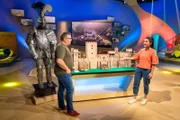 Wissensmoderatorin Clarissa Corręa da Silva ist heute zu Gast und zeigt Elton unter anderem, wie eine Burg vor Angriffen geschützt wird.