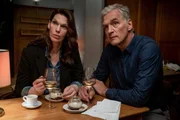 Kaja Johansen (Ilonka Petruschka) und Robert Anders (Walter Sittler) begegnen sich im Restaurant.