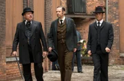 Brackenreid (Thomas Craig) (l) und Det. Murdoch (Yannick Bisson) (r) interviewt Potter (Wayne Ward) (m).