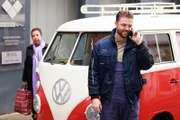 Nuray (Lilay Huser) gerät in Versuchung, sich den Bulli "auszuborgen", mit dem Bambi (Ben Heinrich) einen Ausflug plant.  +++ Die Verwendung des sendungsbezogenen Materials ist nur mit dem Hinweis und Verlinkung auf RTL+ gestattet.