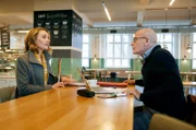 Romy Heiland (Christina Athenstädt, l.) erfährt, dass ihr Vater Paul Heiland (Rüdiger Kuhlbrodt, r.) Kritik an seinem neuen Buchmanuskript ertragen muss, obwohl die Lektorin seine neue Freundin ist.