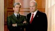 Die Bezirksstaatsanwälte Jack McCoy (Sam Waterston, li.) und Arthur Branch (Fred Dalton Thompson) sind verschiedener Meinung über die Todesstrafe. In dem konkreten Fall beweist McCoy durch seine Hartnäckigkeit die Unschuld von drei vermeintlichen Mördern, für die Branch die Todesstrafe fordern wollte.